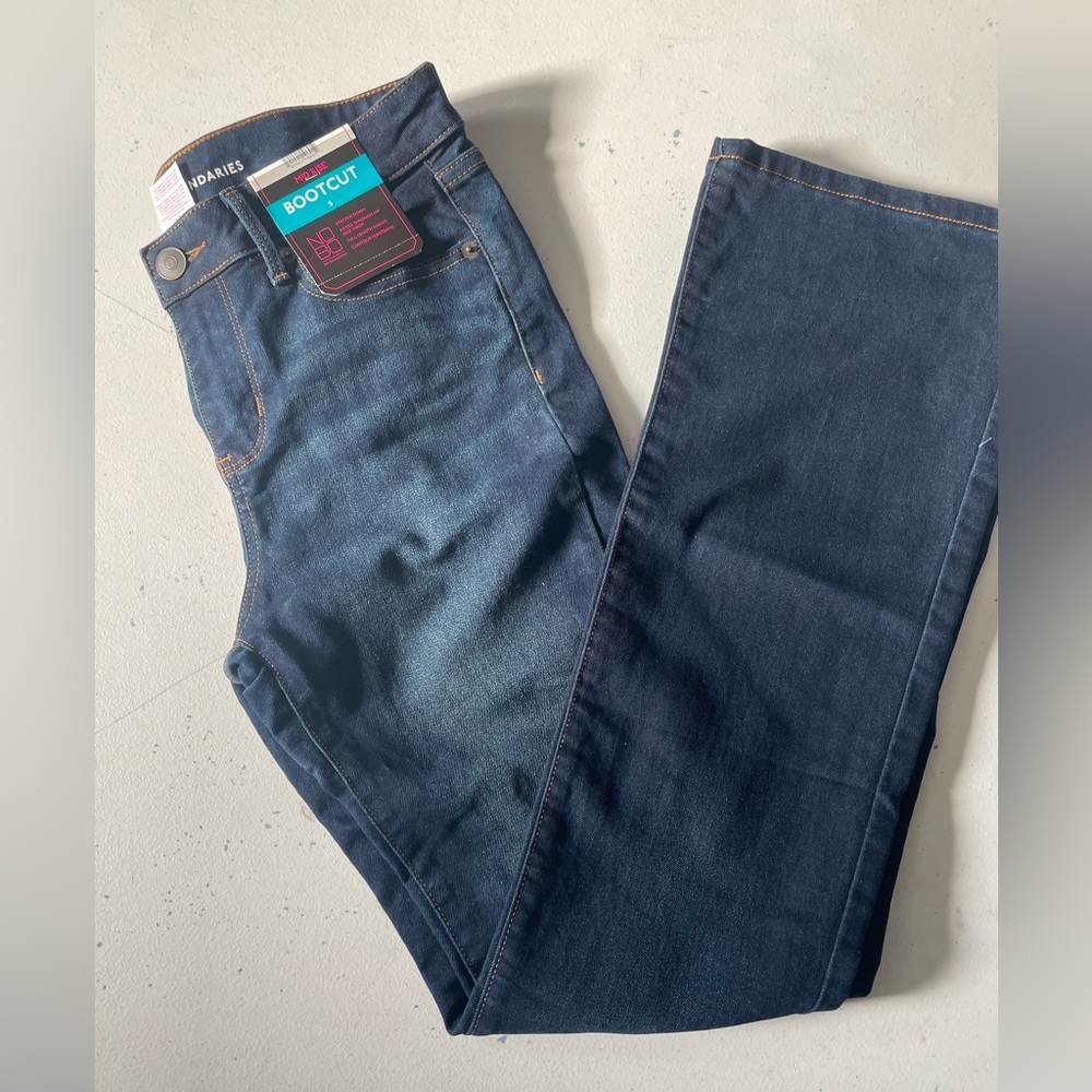 Woman’s no boundaries mid rise boot cut jeans